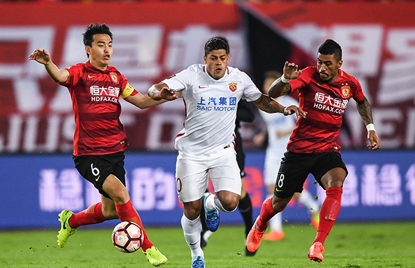 赛前梅州球迷晒多幅Tifo，致敬投资人魏晋平与梅州全体队员（梅州球迷赛前展示多幅Tifo，向投资人魏晋平及全队致敬）