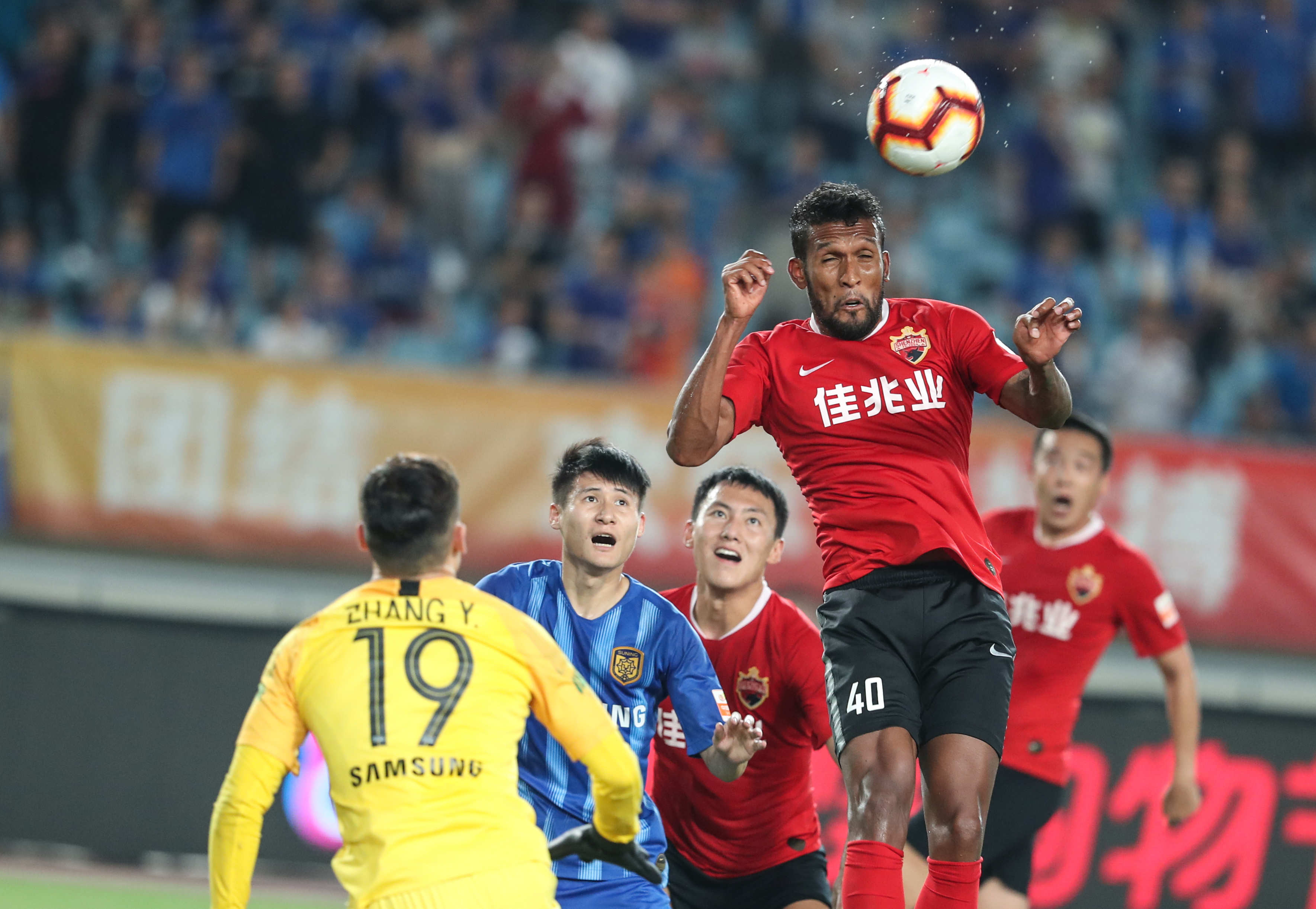 足球曼联新援首秀即破门，球迷高呼：值了！（曼联新援处子秀就进球，球迷直呼：值回票价！）