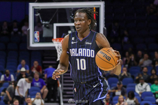 官方：卡塞米罗累计五张黄牌停赛，将错过下轮对阵维拉的比赛（官方：卡塞米罗累计五黄被禁赛，缺席下轮战维拉）