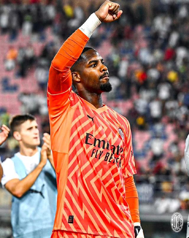 足球英超球队因球迷冲突被罚款，场面一度失控（英超球队因球迷骚乱遭罚，赛场秩序一度失控）